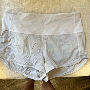 Lululemon White High Rise  2.5 Speed Up Shorts 💌